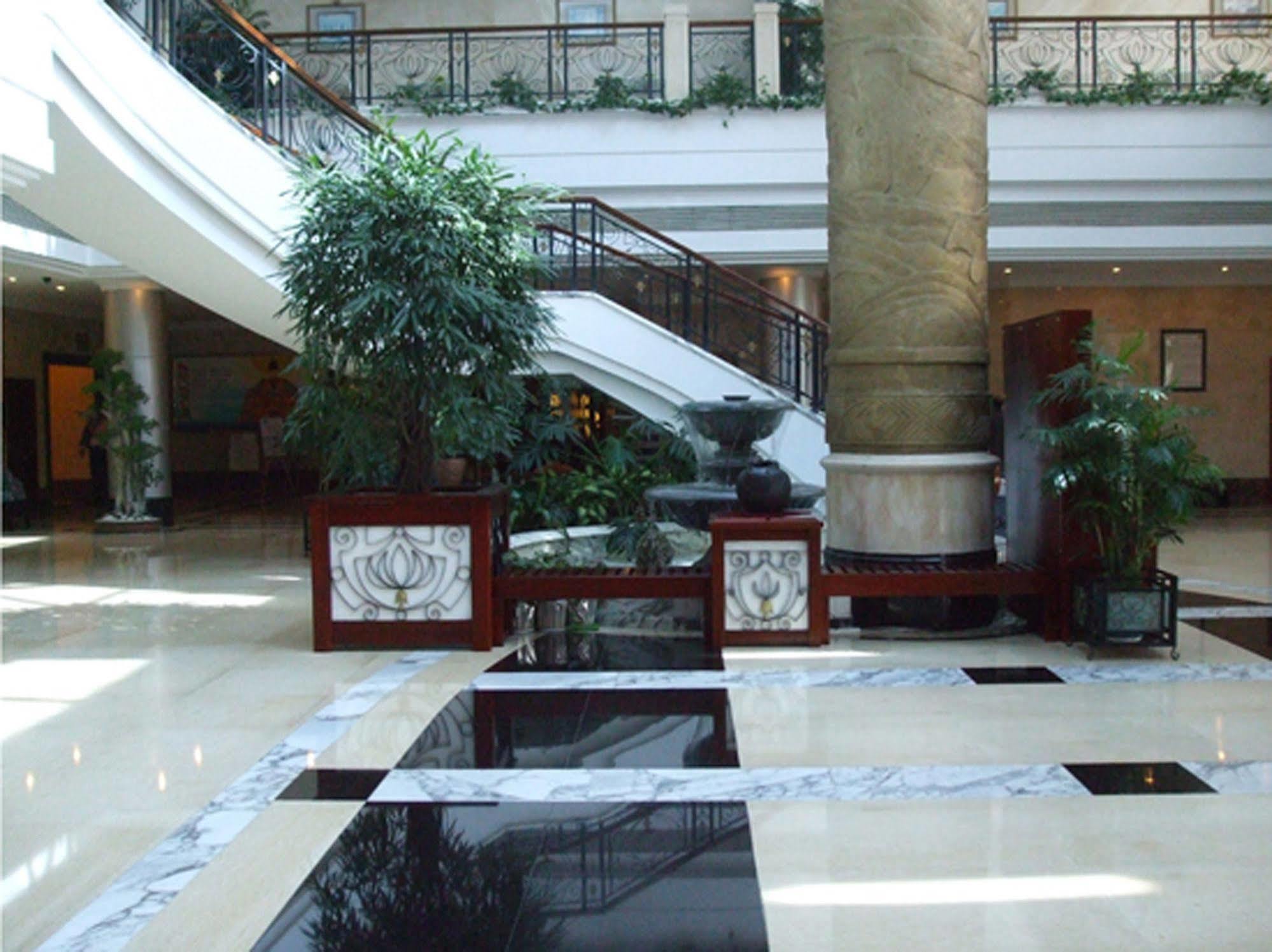 Xiamen International Seaside Hotel -Hotel Corridor Leads To The Stone Exhibition Hall Kültér fotó