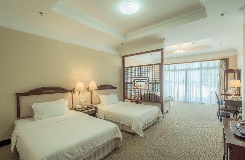 Xiamen International Seaside Hotel -Hotel Corridor Leads To The Stone Exhibition Hall Kültér fotó